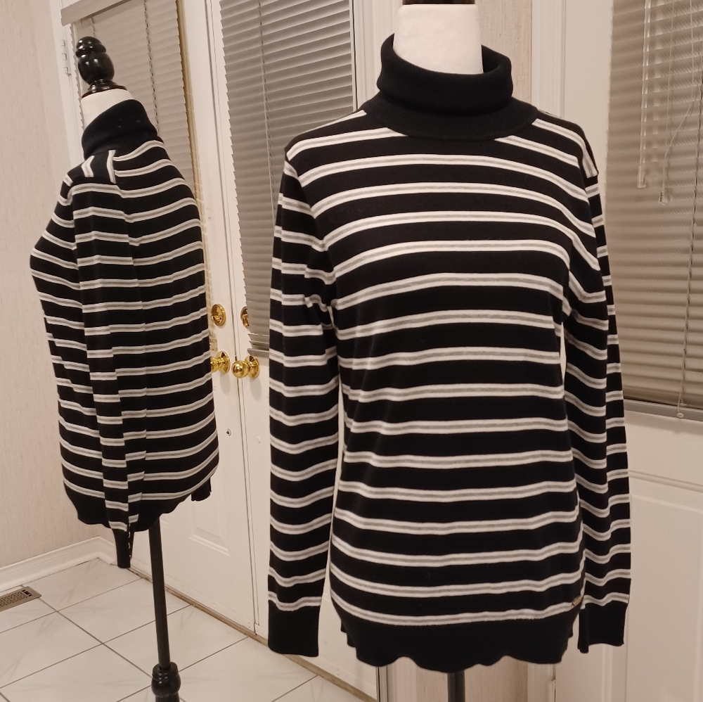 4/$80 Tommy Hilfiger Turtleneck - Size Small